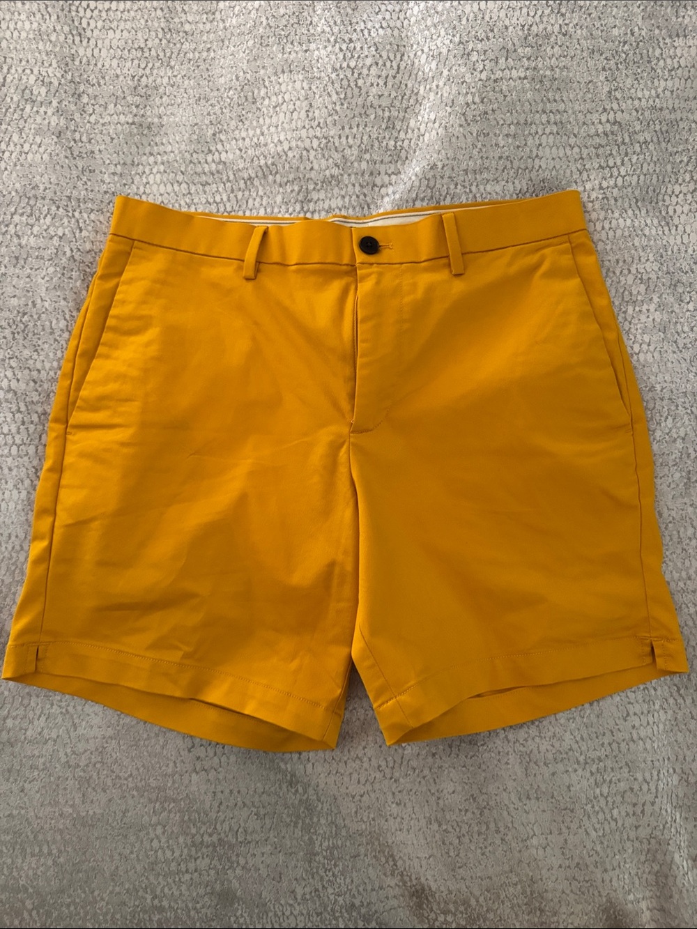 Banana Republic Aiden Shorts Mens Mustard 7 Inch Inseam Cotton Chino Sz 33 NWOT